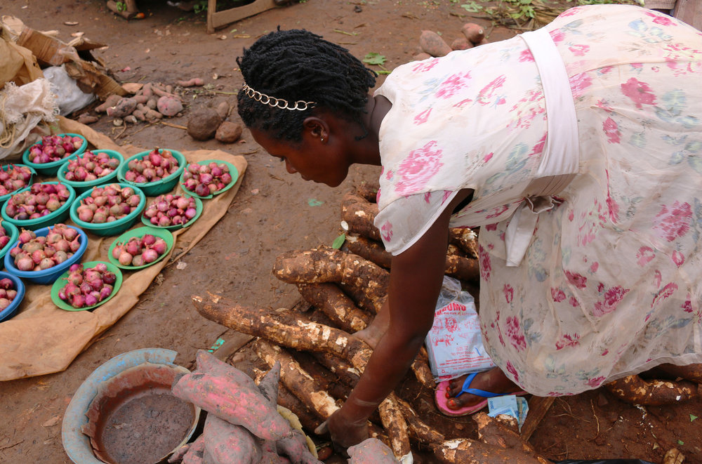 Sheekada Warbixinta Sannadlaha ah ee 5 Dhexdhexaadka ah ee Caalamiga ah a women sorting her vegetables up