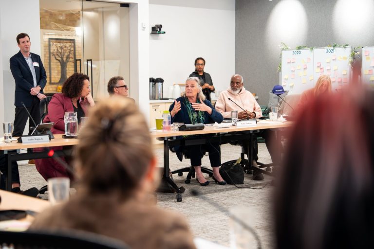 Ibinahagi ni Kathy Tunheim, center, ang kanyang mga insight sa McKnight Foundation board at mga miyembro ng kawani sa isang kamakailang pulong.