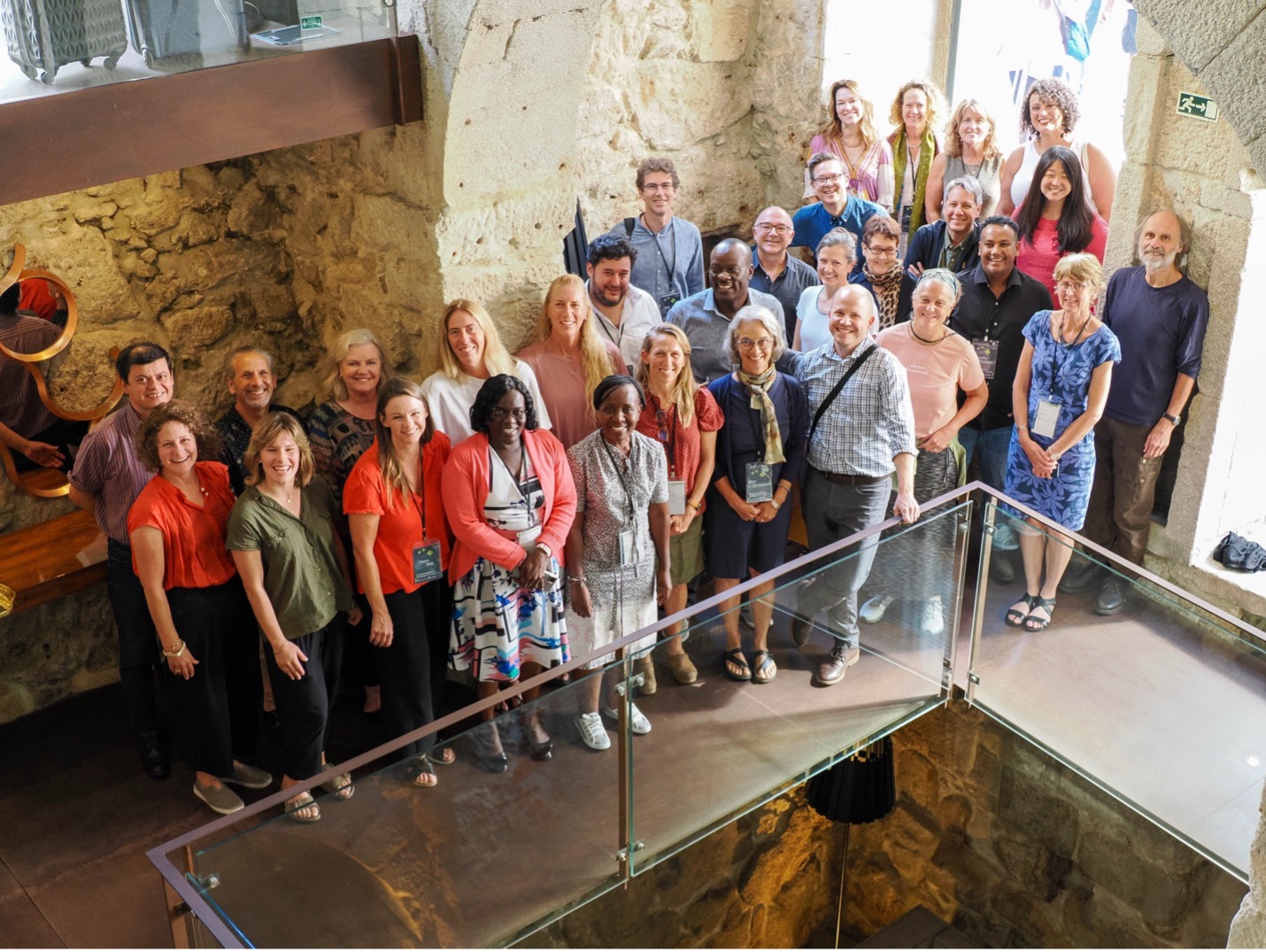 Kathy Tunheim 在葡萄牙举行的全球韧性粮食系统合作会议上与全球粮食系统领导人交流。