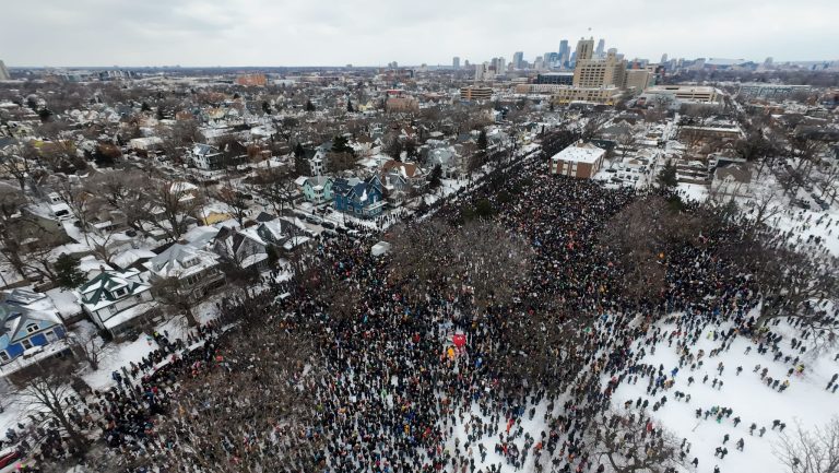 Miles de habitantes de Minnesota se reúnen para lamentar la pérdida de Renee Good en Minneapolis.