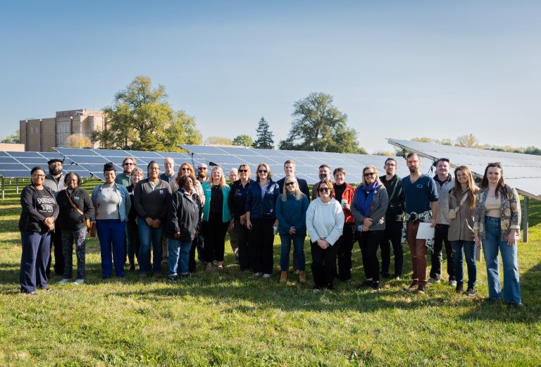 Cov tswv cuab hauv zej zog ncig saib lub hnub ci project hauv Toledo, Ohio