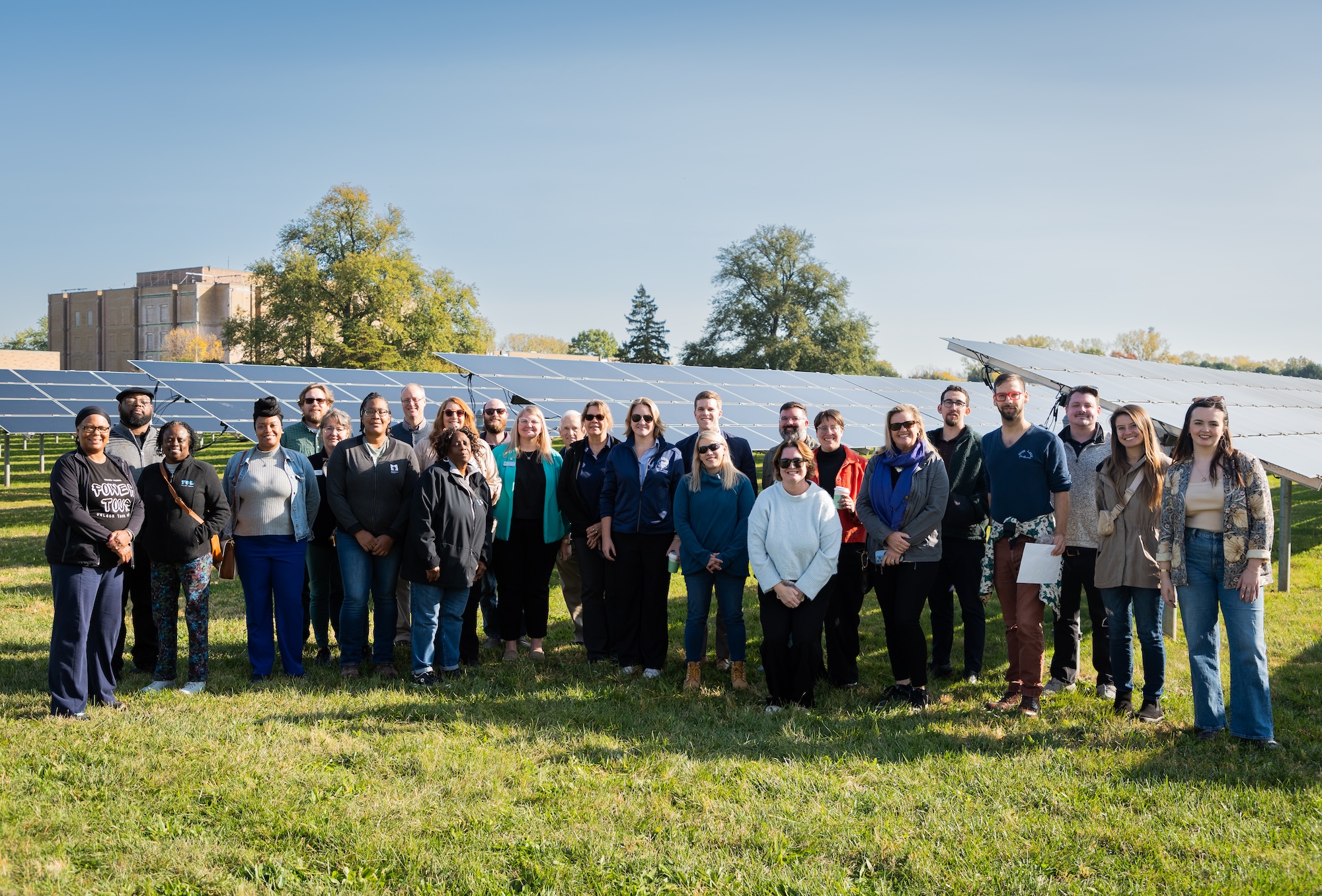 Miembros de la comunidad recorren un proyecto solar en Toledo, Ohio.