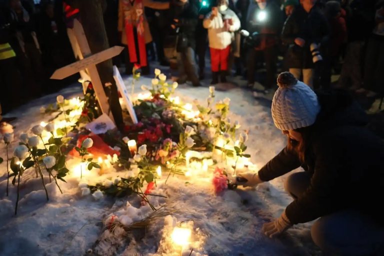 ຄົນຜູ້ໜຶ່ງວາງທຽນໄຂຢູ່ທີ່ອະນຸສອນສະຖານຊົ່ວຄາວສຳລັບ Renee Good, ອາຍຸ 37 ປີ, ຜູ້ທີ່ຖືກຍິງໂດຍເຈົ້າໜ້າທີ່ ICE ໃນວັນພຸດ. ເຄຣດິດຮູບພາບ: Ben Hovland, MPR News. ໃຊ້ດ້ວຍການອະນຸຍາດ. ສະຫງວນລິຂະສິດທຸກປະການ.